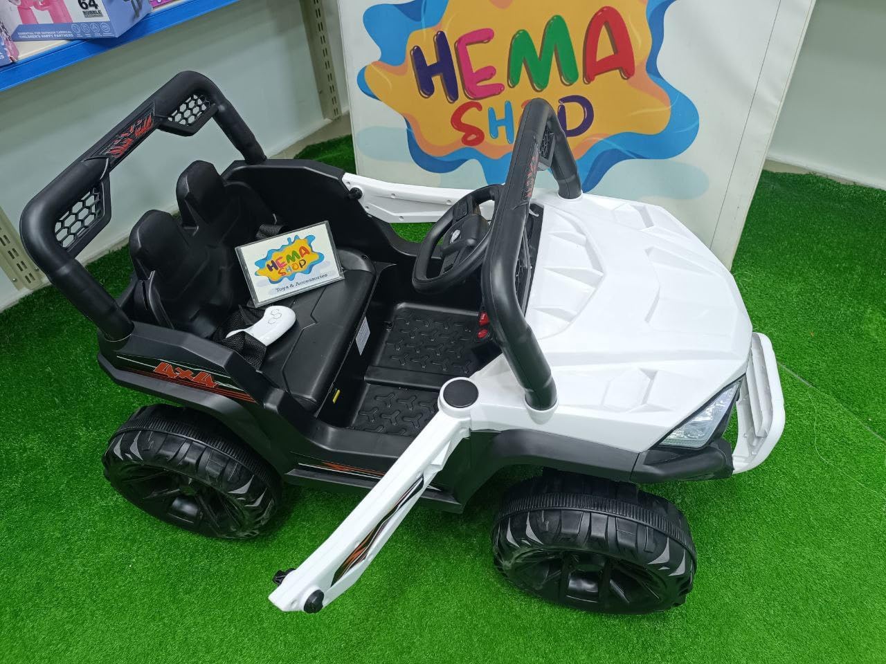 Beli džip terenac sa akumulatorom