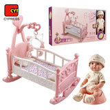 Beba i krevetac sa vrteškom