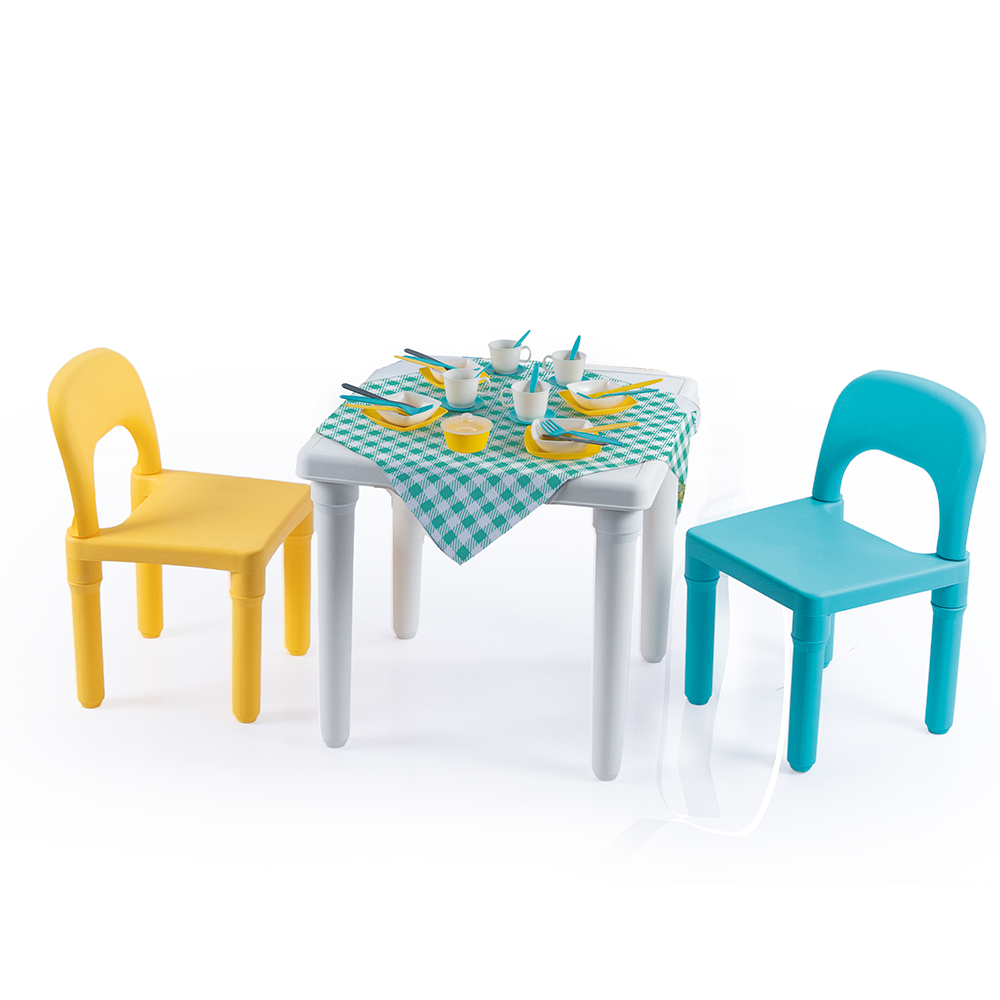 Kućica sa stolom i stolicama