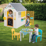 Kućica sa stolom i stolicama