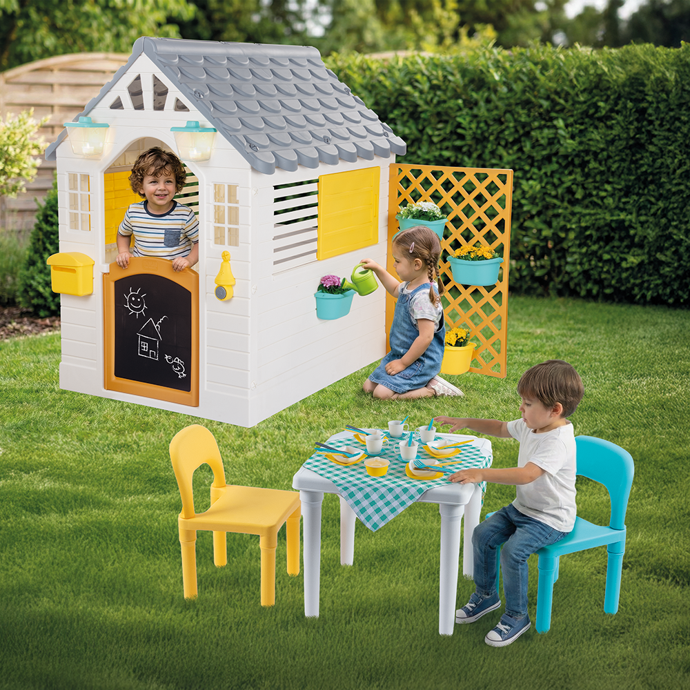 Kućica sa stolom i stolicama