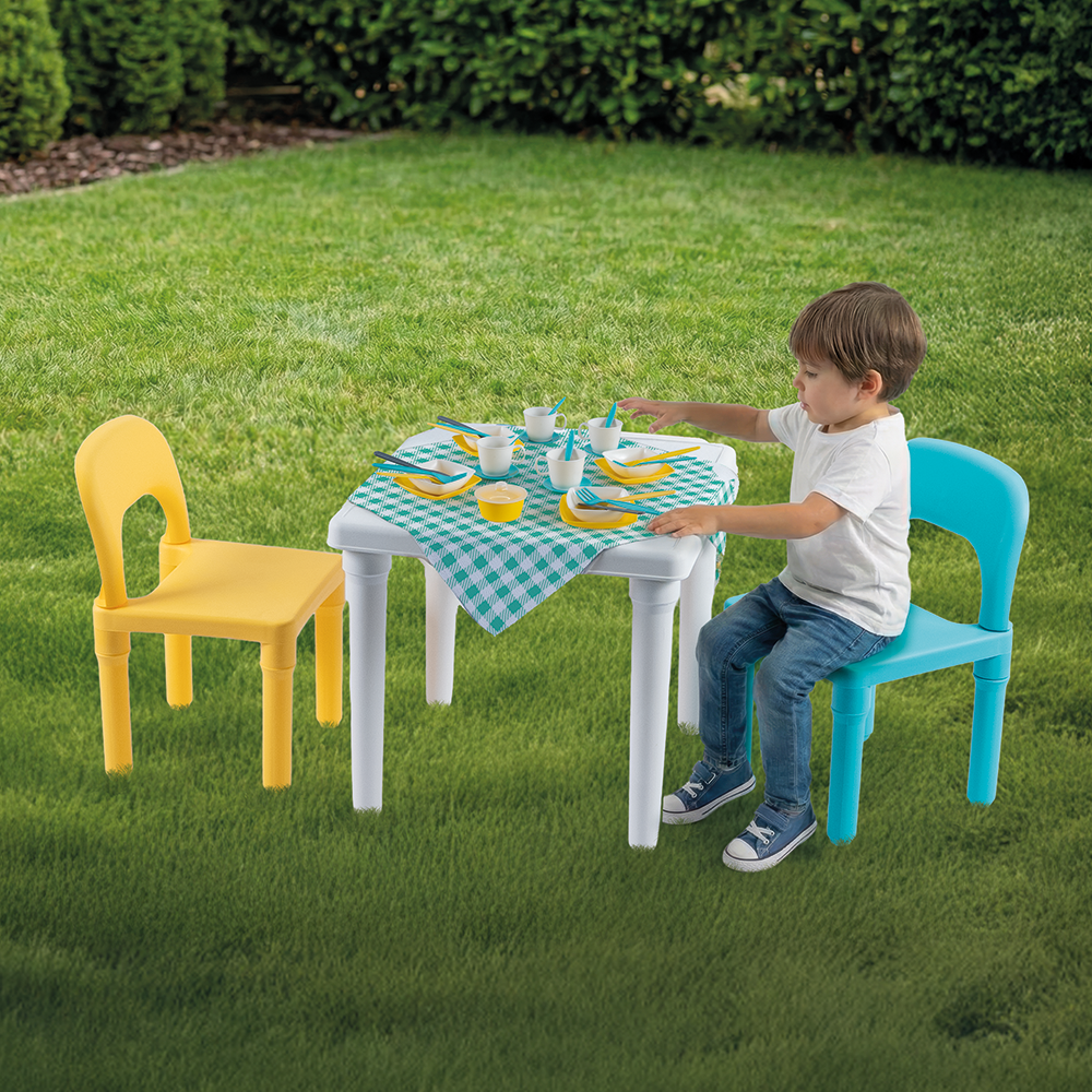 Kućica sa stolom i stolicama