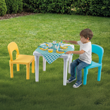 Kućica sa stolom i stolicama