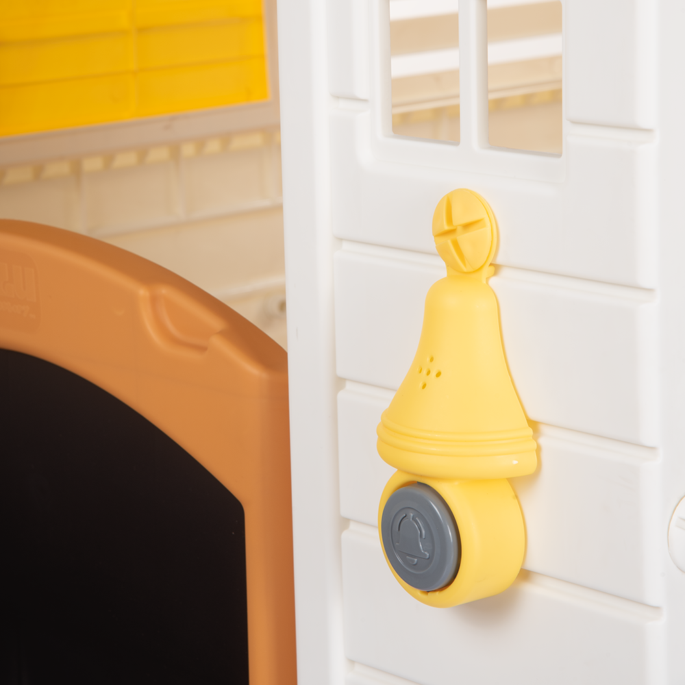 Kućica sa stolom i stolicama