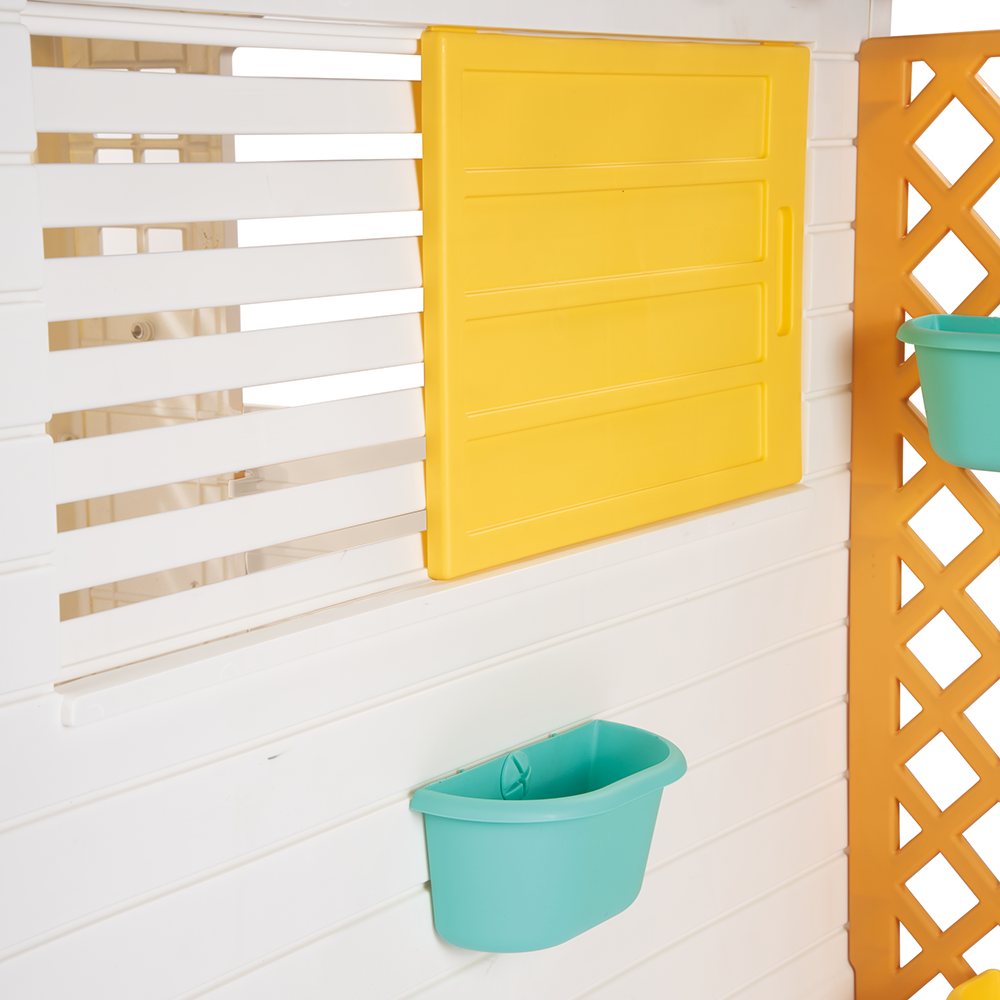 Kućica sa stolom i stolicama