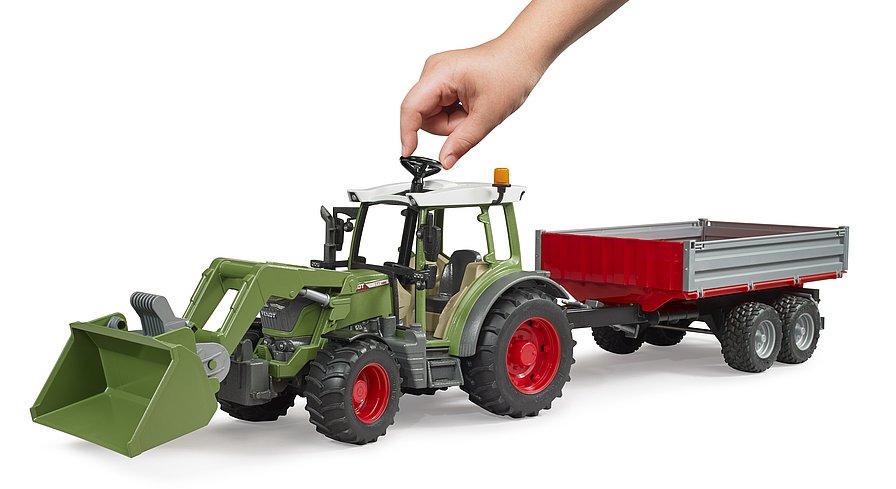Traktor Fendt Vario 211 sa prikolicom i utovarivačem